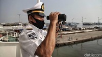 Petugas memantau kondisi tengah laut sebelum berangkat menuju Pulau Seribu.