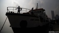 Salah satu kapal yang siap melayani penyeberangan adalah KMP Arwana.