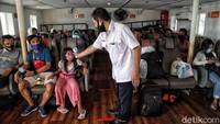 Pihak pelabuhan menerapkan protokel kesehatan yang ketat bagi para penumpang kapal. Semua penumpang harus dicek suhu tubuhnya.