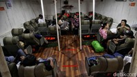 Physical distancing atau pembatasan fisik juga diterpkan di dalam kapal penyeberangan.