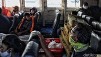 Jaga jarak diterapkan di bangku kapal.