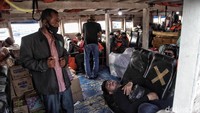 Begini suasana di dalam kapal yang akan menyeberang ke Pulau Seribu.