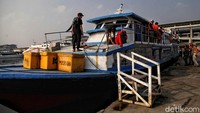 Kapal penyeberangan kembali beroperasi di Pelabuhan Kali Adem, Muara Angke, Jakarta Utara, Jumat (26/6/2020).