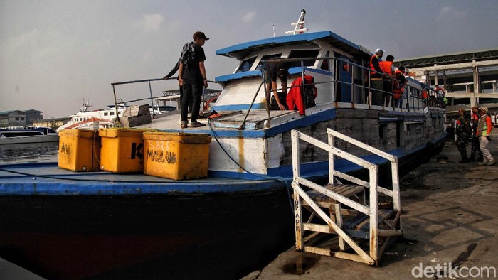 Pelabuhan Kali Adem Kembali Dibuka Petugas memeriksa suhu penumpang di kapal KMP Arwana dengan tujuan Pulau Pramuka di kawasan Pelabuhan Kali Adem, Muara Angke, Jakarta Utara, Jumat (26/6). Saat ini pelabuhan Kali Adem Muara Angke yang melayani perjalananan ke pulau seribu dan arah sebaliknya telah dibuka kembali.