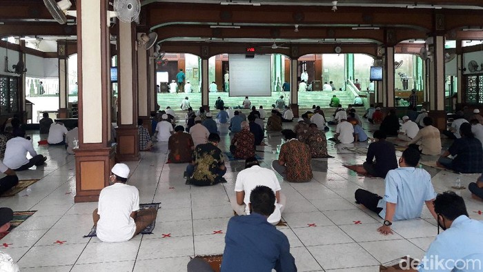 Pelaksanaan Salat Jumat di Masjid Sunda Kelapa, Jakarta Pusat