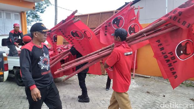 Pemasangan bendera PDIP di Kabupaten Brebes, Jumat (26/6/2020).