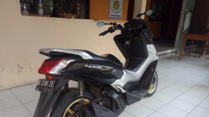 Penampakan sepeda motor matik yang ditemukan di Alun-alun Wates