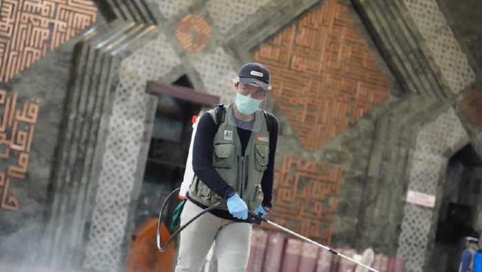 Penyemprotan disinfektan Masjid Al Markaz Makassar jelang salat Jumat