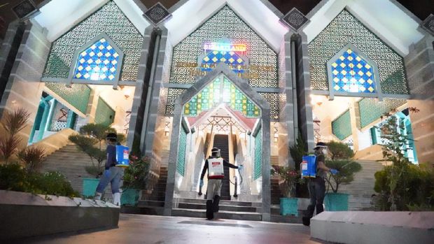 Penyemprotan disinfektan Masjid Al Markaz Makassar jelang salat Jumat