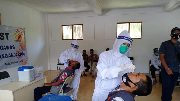 Petugas jalani swab test