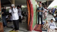 Salat Jumat di masjid itu dimulai sejak minggu lalu.