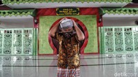 Satu lagi masjid bernuansa Tionghoa di Jakarta yang menarik adalah Masjid Babah Alun. Yang membuat menarik, selain masjid ini memiliki ornamen Tionghoa, adalah letaknyayang berada di kolong Tol Jakarta Utara. Adapun masjid ini dibangun oleh pengusaha Tionghoa, Jusuf Hamka. (Pradita Utama/detikcom)