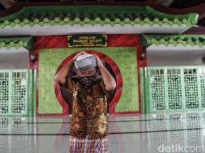 Potret Salat Jumat di Masjid Babah Alun saat New Normal