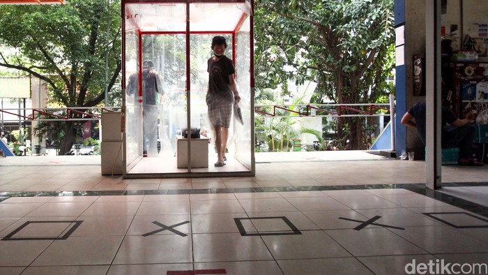 Seorang pedagang beraktivitas di Pasar Santa, Jakarta, Jumat (26/6). Meski masuk dalam kawasan zona hijau pasar ini tetap menerapkan protokol kesehatan yang baik.
