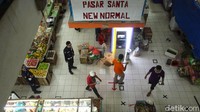 Rambu arah dan tempat berhenti juga terpasang di lantai pasar.