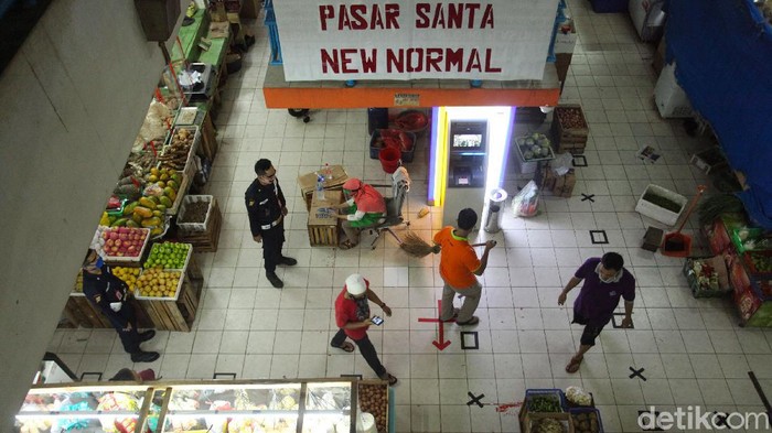Seorang pedagang beraktivitas di Pasar Santa, Jakarta, Jumat (26/6). Meski masuk dalam kawasan zona hijau pasar ini tetap menerapkan protokol kesehatan yang baik.