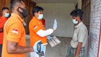 Diketahui, petugas melakukan identifikasi dan memeriksa kesehatan puluhan etnis Rohingya di Aceh.