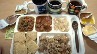 Ransum tentara dari Rusia ini punya kemasan yang depannya bercorak seragam khas Tentara. Isiannya ada saus apel, olahan kacang polong, bakso khas Rusia, biskuit, hingga olesan keju. Foto: boredpanda