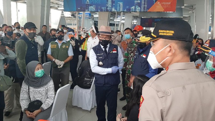 Ridwan Kamil Tinjau Rapid Test di Stasiun Bogor