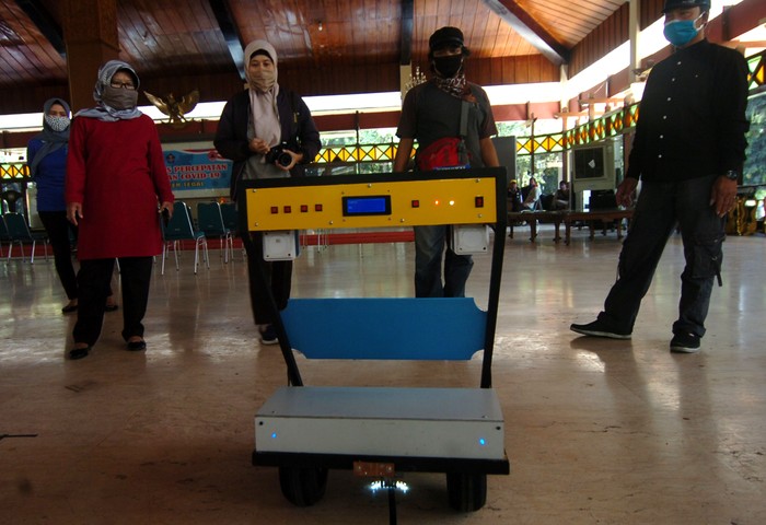 Bupati Tegal Umi Azizah (kiri) menyaksikan cara bekerja robot 