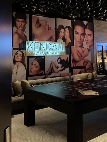 Ruang Bawah Tanah Kylie Jenner Ruang bawah tanah Kylie Jenner yang dijadikan bar dan bioskop pribadi.