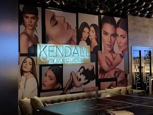 Kylie Jenner Pamer Ruang Bawah Tanah Rumah yang Dijadikan Bar dan Bioskop