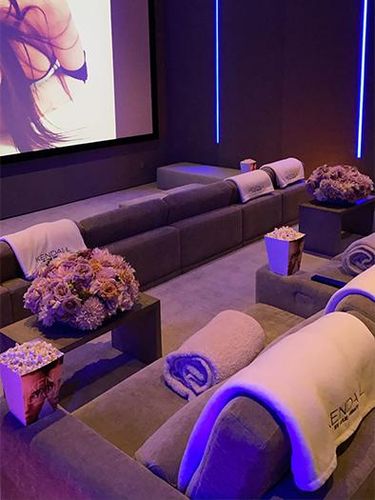 Ruang Bawah Tanah Kylie Jenner Ruang bawah tanah Kylie Jenner yang dijadikan bar dan bioskop pribadi.