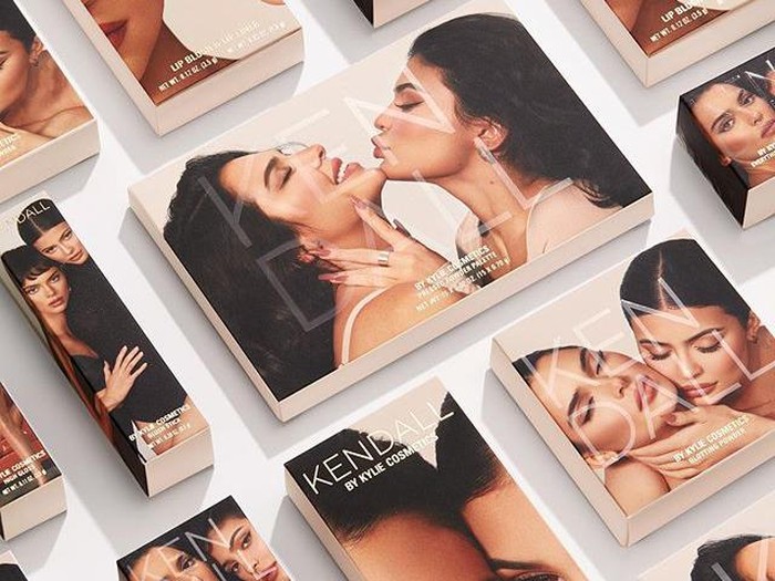 Ruang Bawah Tanah Kylie Jenner Ruang bawah tanah Kylie Jenner yang dijadikan bar dan bioskop pribadi.