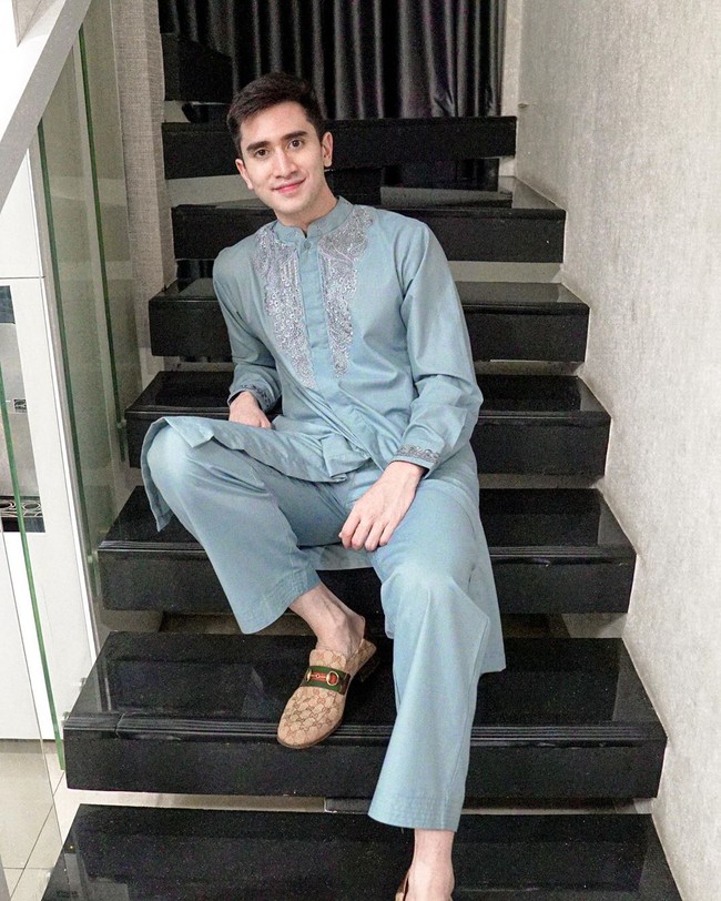 Orangtuanya boleh saja terkenal dan berduit, tapi Verrell Bramasta tetap bekerja untuk mendapat keinginannya. Salah satu hasil jerih payah putra Venna Melinda ini sebagai aktor adalah sebuah rumah. Kabarnya, Verrel yang saat ini berusia 23 tahun membeli rumah tersebut seharga Rp 3 miliar. (Foto: Instagram)