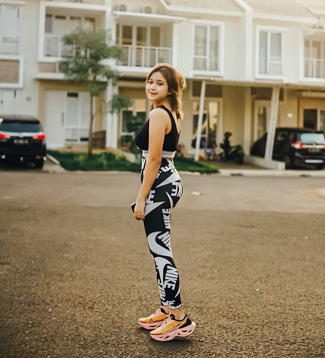 Rumah harga miliaran rupiah berhasil dimiliki oleh finalis Indonesian Idol musim ke-9, Brisia Jodie. Pertama aku beli itu di bulan September atau Oktober 2018. 1,8 miliar rupiah. Tapi sekarang udah naik jadi 2,2 miliar, kata penyanyi 22 tahun itu dalam sebuah wawancara pada 2019. (Foto: Instagram)