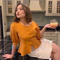 Aktris Prilly Latuconsina juga punya rumah miliaran yang dibelinya baru-baru ini. Ketika menjadi bintang tamu di YouTube Boy William, perempuan 23 tahun ini sempat ditanya soal harga rumah. Rp 20 miliar? tebak Boy William. Maybe (mungkin) ha ha ha, jawab Prilly sambil tertawa. (Foto: Instagram)