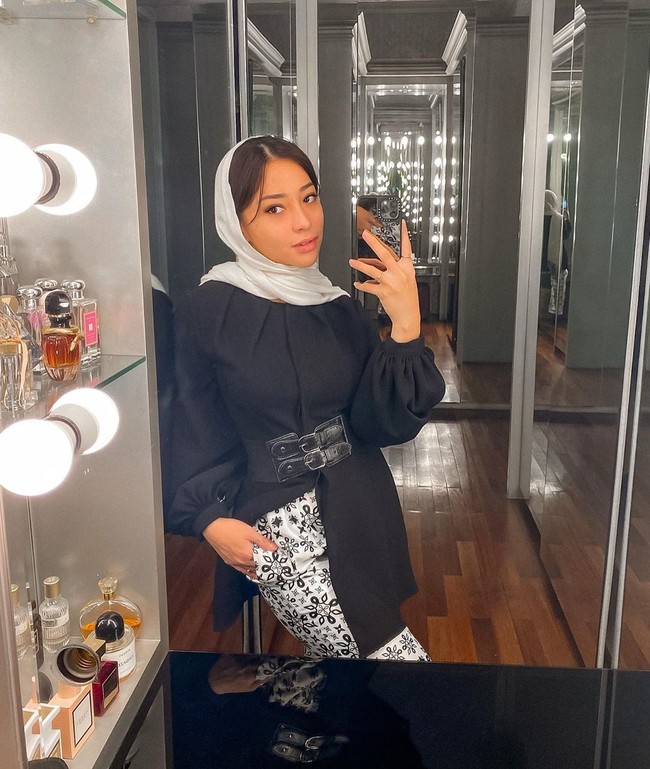 Masih dari dunia akting, ada Nikita Willy. Aktris 25 tahun itu tinggal di rumah pribadi bergaya klasik modern. Diketahu, nilai rumah Nikita Willy bisa mencapai Rp 10 miliar. (Foto: Instagram)