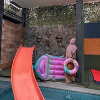 Berstatus YouTuber sukses, Ria Ricis memanfaatkan penghasilannya untuk membeli sebuah rumah di kawasan Kebagusan, Jakarta Selatan. Kabarnya, rumah yang dilengkapi playground dan kolam renang itu bernilai Rp 10 miliar. (Foto: Instagram)