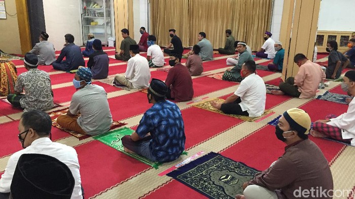 Salat Jumat 2 Gelombang di Masjid Nurul Islam Koja