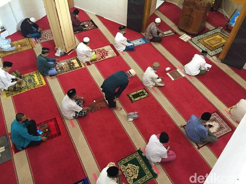 Salat Jumat di Masjid Nurul Islam, Kelurahan Tugu Selatan, Kecamatan Koja, Jakarta Utara, Jumat (26/6/2020).