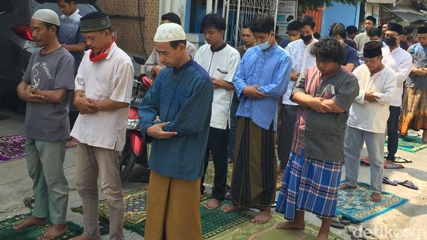 Salat Jumat di Masjid Nurul Islam, Kelurahan Tugu Selatan, Kecamatan Koja, Jakarta Utara, Jumat (26/6/2020).
