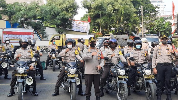 Sambut HUT Bhayangkara ke-74, Polres Jakut Bagikan 5.199 Paket Baksos