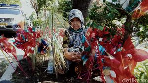 Semangat Nenek 80 Tahun Berjualan Mainan di Klaten