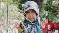 Meskipun dapat bantuan dari pemerintah, imbuh Siti, dirinya akan tetap berjualan. Pernah dapat bantuan sembako beberapa kali dan beberapa bulan ini dapat bantuan BLT uang Rp 600 ribu. Siti menjual kincir angin produksi tetangganya. Satu kincir angin ia jual Rp 5.000. Dalam sehari kadang kincir angin jualannya laku dan kadang tidak.