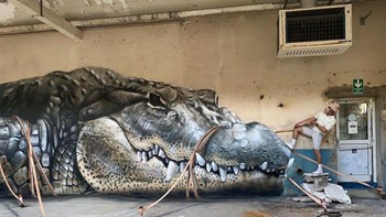 Dengan gambarnya ia mampu menciptakan gambar ilusi optik yang membuat objek gambarnya keluar dari dinding. (Foto: Instagram/scaf_oner)