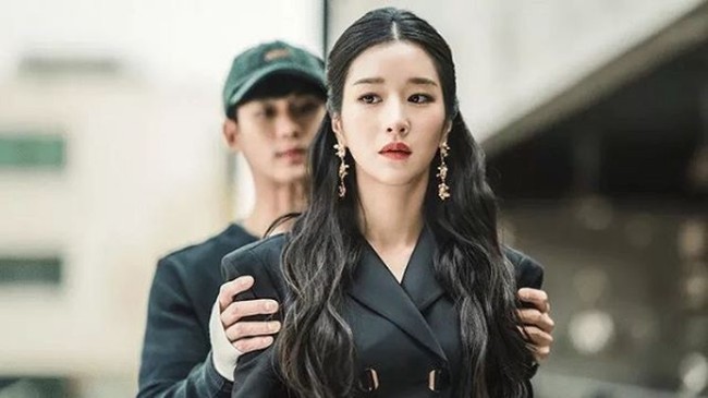 Dalam sinopsis Its Okay to Not Be Okay dikisahkan Ko Moon-young yang diperankan Seo Ye Ji merupakan penulis buku ana-anak. Banyak buku anak karya Ko Moon-young yang menjadi best seller. Bahkan dia diceritakan meraih nominasi penghargaan penulis buku bergengsi, Hans Christian Andersen Awards. Foto: Dok. tvN