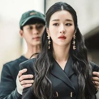 Dalam sinopsis Its Okay to Not Be Okay dikisahkan Ko Moon-young yang diperankan Seo Ye Ji merupakan penulis buku ana-anak. Banyak buku anak karya Ko Moon-young yang menjadi best seller. Bahkan dia diceritakan meraih nominasi penghargaan penulis buku bergengsi, Hans Christian Andersen Awards. Foto: Dok. tvN