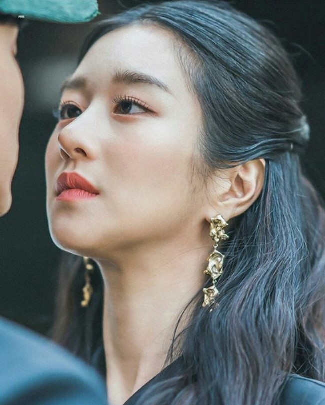 Seo Ye Ji kini tengah jadi atensi karena perannya sebagai Ko Moon-young, penulis buku anak yang cantik dalam serial Its Okay to Not Be Okay yang sedang tayang di tvN dan Netflix. Foto: Dok. tvN