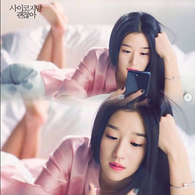 Seo Ye Ji mewujudukan sosok Ko Moon-young sebagai penulis buku wanita yang begitu memesona. Kecantikannya pun diakui para penggemar bukunya. Apalagi dia selalu tampil elegan dan mewah dalam setiap kesempatan. Busana karya desainer menempel di tubuhnya. Foto: Dok. tvN