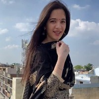 Seperti dikutip dari Daily Mail, beberapa jam sebelum bunuh diri, Siya Kakkar mengunggah video ke akun TikToknya. Dalam video tersebut Siya yang memakai kain selendang motif warna hitam tampak berpose di rooftop atau di atas sebuag gedung di New Delhi, India. Foto: Dok. TikTok Siya Kakkar