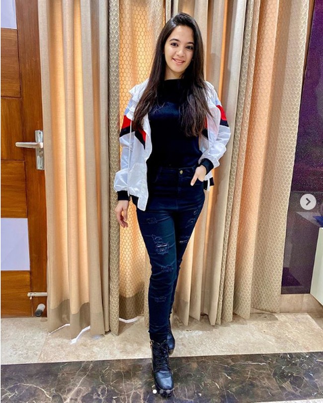 Manajer Siya Kakkar, Arjun Sarin telah mengonfirmasi berita tragis soal kematiannya. Arjun pun mengaku kaget dengan meninggalkan Siya secara tiba-tiba. Foto: Dok. Instagram @Siya_Kakkar