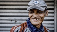 Usia separuh abad tak mengendurkan semangat Subiyatno (56), pesepeda asal Temanggung. Dengan sepeda tua yang dibelinya seharga Rp 110 ribu, dia mengayuh jarak ribuan kilometer dengan jalur tanjakan dan turunan. (Whisnu Pradana/detikcom)