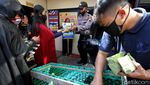 Superhero Bagi-bagi Nasi untuk Napi Narkotika