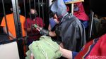 Superhero Bagi-bagi Nasi untuk Napi Narkotika