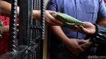 Superhero Bagi-bagi Nasi untuk Napi Narkotika